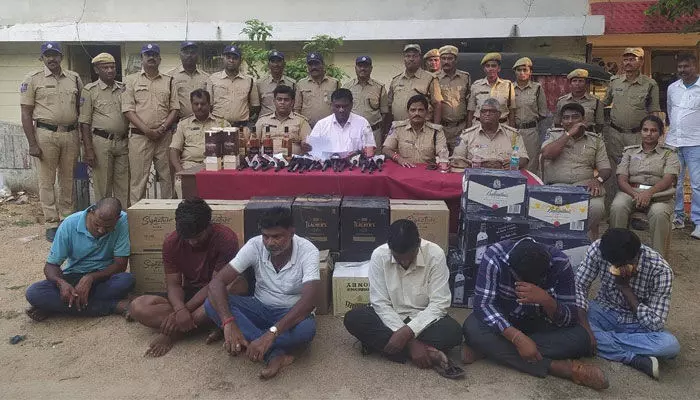 అక్రమంగా మద్యం తరలిస్తున్న 11 మంది అరెస్ట్ అక్రమంగా మద్యం తరలిస్తున్న 11 మంది అరెస్ట్