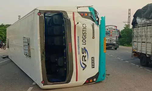 కంపెనీ బస్సు బోల్తా.. పలువుకి గాయాలు
