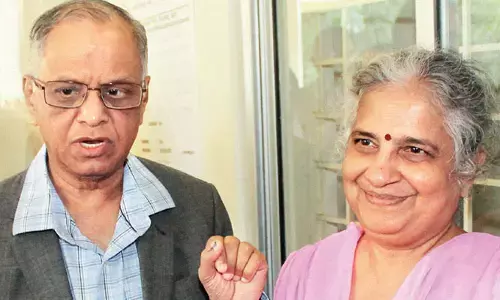 ఓటు హక్కు వినియోగించుకున్న నారాయణమూర్తి దంపతులు