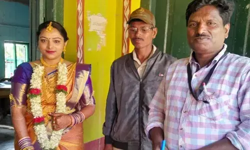 కొద్ది క్షణాల్లో పెళ్లి.. భాధ్యతగా పెళ్లి దుస్తుల్లోనే వచ్చి ఓటు వేసిన వధువు
