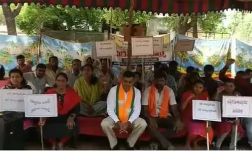 జూనియర్ పంచాయతీ కార్యదర్శులకు మద్దుతగా కొండా విశ్వేశ్వరరెడ్డి నిరసన