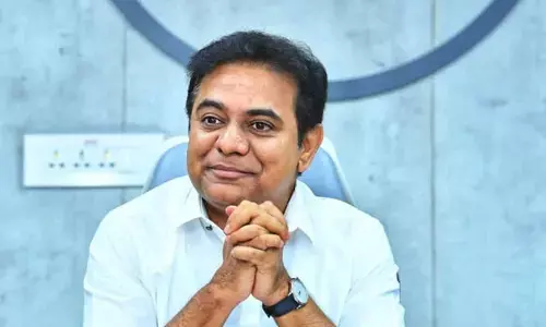 యూకే పర్యటనకు బయలుదేరిన  కేటీఆర్