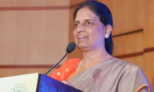 ఆత్మహత్యలు చేసుకోకుండా తల్లిదండ్రులు మనోధైర్యం ఇవ్వాలి: సబితా ఇంద్రారెడ్డి