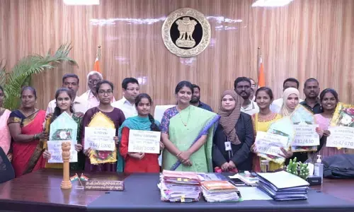 ఇంటర్ టాపర్లను అభినందించిన జిల్లా కలెక్టర్