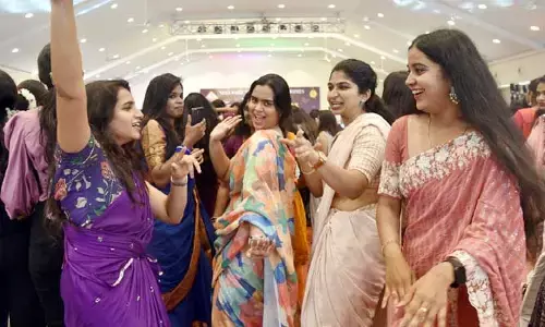 గ్రాండ్‌గా ఫేర్ వెల్ డే వేడుకలు.. స్పెషల్ అట్రాక్షన్‌గా యువతుల డ్యాన్సులు