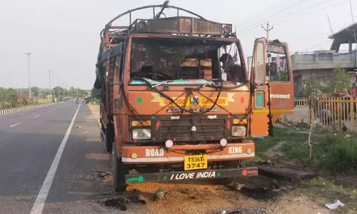 అగ్నికి ఆహుతైన మొక్కజొన్నల లోడ్, డీసీఎం
