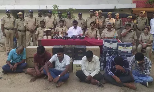 అక్రమంగా మద్యం తరలిస్తున్న 11 మంది అరెస్ట్