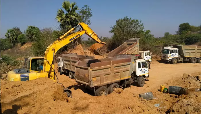 పెద్దవంగరలో మట్టి మాఫియా.. పట్టించుకోని అధికారులు పెద్దవంగరలో మట్టి మాఫియా.. పట్టించుకోని అధికారులు
