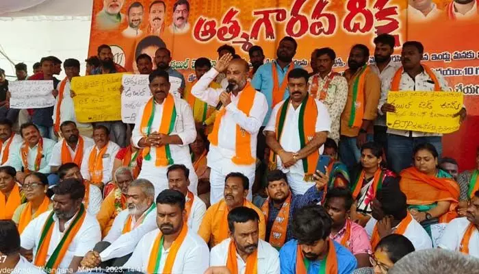 కేంద్రం నిధులను దారి మళ్లించిన కేసీఆర్: బీజేపీ రాష్ట్ర అధ్యక్షుడు బండి కేంద్రం నిధులను దారి మళ్లించిన కేసీఆర్: బీజేపీ రాష్ట్ర అధ్యక్షుడు బండి