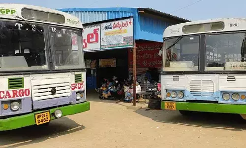 సీఎం కేసీఆర్ ఇలాకాలో ఆర్టీసీ డ్రైవర్ల ఆందోళన