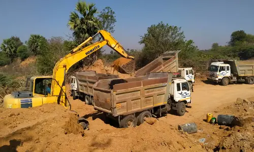పెద్దవంగరలో మట్టి మాఫియా.. పట్టించుకోని అధికారులు