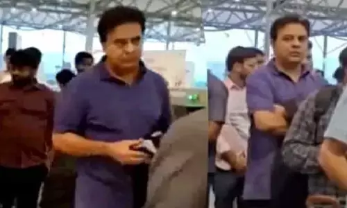ఎయిర్‌పోర్ట్‌లో క్యూలో నిల్చున్న కేటీఆర్.. నెటిజన్ల ఫిదా