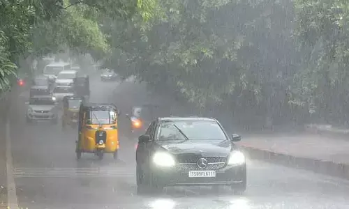 HYD : పలు చోట్ల ఈదురు గాలులతో కూడిన భారీ వర్షం
