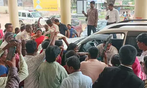 అర్హులకు డబుల్ బెడ్ రూం ఇండ్లు ఇవ్వలేదని కలెక్టర్ వాహనాన్ని అడ్డుకున్న మహిళలు..