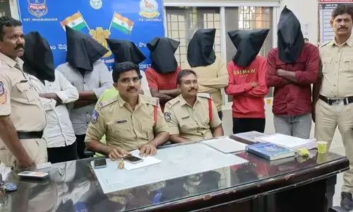 నకిలీ బంగారం అమ్మినారనే కారణంతో  మహిళలపై అత్యాచారం.. నిందితుల అరెస్ట్..