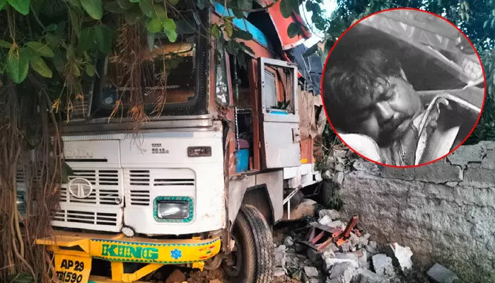 లిక్కర్ లారీని ఢీకొన్న మరో లారీ.. ఒకరు మృతి లిక్కర్ లారీని ఢీకొన్న మరో లారీ.. ఒకరు మృతి