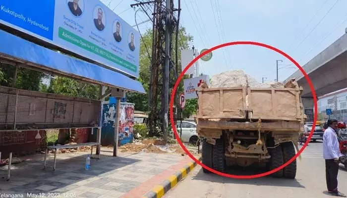 నిబంధనలు ప్రజలకేనా.... పోలీసులకు కాదా... నిబంధనలు ప్రజలకేనా.... పోలీసులకు కాదా...