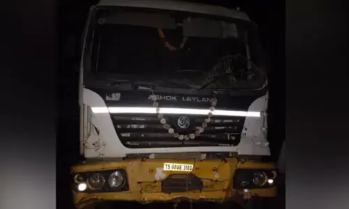 అర్ద రాత్రి టిప్పర్ లారీ విధ్వంసం.. అంధకారంలో పలు గ్రామాలు