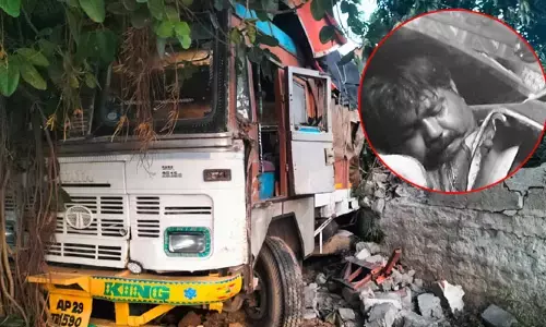 లిక్కర్ లారీని ఢీకొన్న మరో లారీ.. ఒకరు మృతి