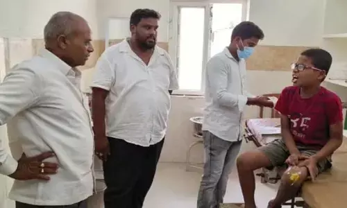 పదేళ్ల బాలుడి పై వీధి కుక్కల దాడి..