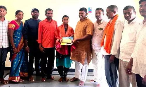 పదిలో ఫస్ట్ క్లాస్.. అభినందించిన జనసురక్ష ఫౌండేషన్ అధ్యక్షులు