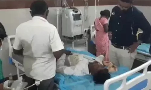 అదుపుతప్పి డివైడర్ ను ఢీకొట్టిన ఆటో.. డ్రైవర్ కు గాయాలు