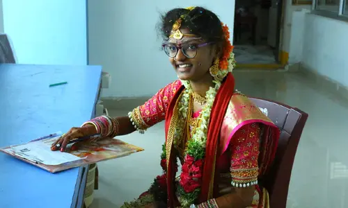 డిగ్రీ పరీక్షకు హాజరైన పెళ్లి కూతురు