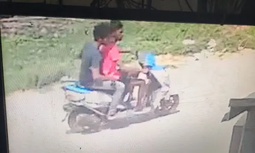 నిజామాబాద్ పట్టణంలో చైన్ స్నాచింగ్