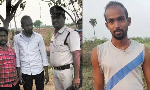 యువకుడిని కాపాడిన ఇద్దరు ఎస్సైలు..