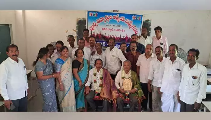 4 దశాబ్దాల తరువాత కలిసిన ఆత్మీయులు.. 4 దశాబ్దాల తరువాత కలిసిన ఆత్మీయులు..