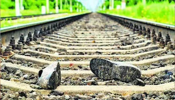 Ghanpur Station: రైలు కింద పడి యువకుడు దుర్మరణం