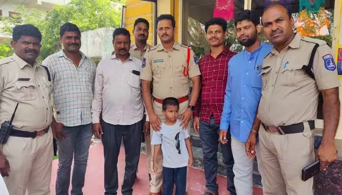 తల్లిదండ్రులకు బాలుడి అప్పగింత.. తల్లిదండ్రులకు బాలుడి అప్పగింత..
