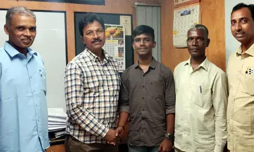 ఇంటర్‌లో స్టేట్ ఫస్ట్.. దిశ రిపోర్టర్ కుమారుడిని అభినందించిన ఎడిటర్ మార్కండేయ