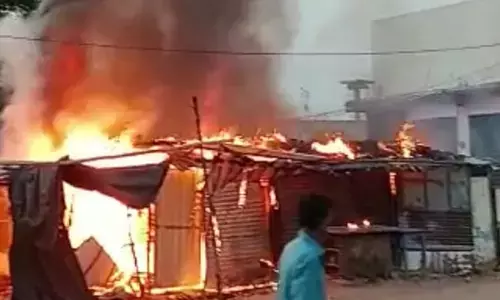 షార్ట్ సర్క్యూట్‌తో నాలుగు షాపుల దగ్ధం
