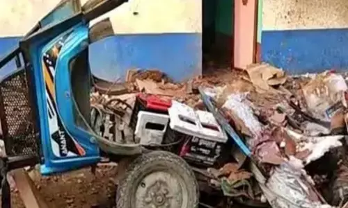 ఘోర ప్రమాదం.. ఈ రిక్షా పేలి ముగ్గురు మృతి