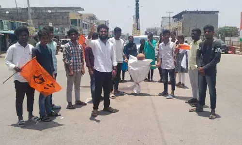 ఏబీవీపీ ఆధ్వర్యంలో రాష్ట్ర ప్రభుత్వ దిష్టిబొమ్మ దహనం..