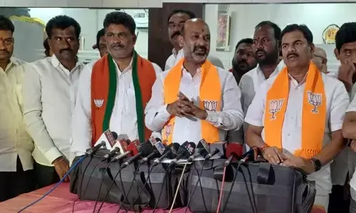 ఢిల్లీలో మనుషులు.. కర్ణాటకలో మనస్సులు: బీజేపీ స్టేట్​ చీఫ్​ బండి సంజయ్​
