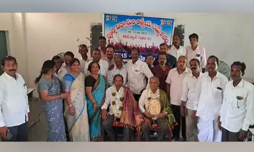 4 దశాబ్దాల తరువాత కలిసిన ఆత్మీయులు..