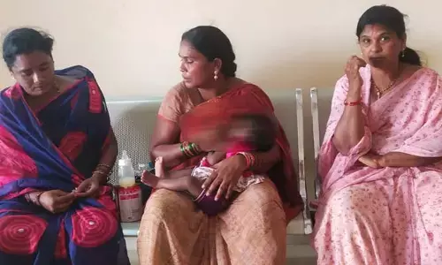 బ్యాగు కొట్టేసిన... దొంగలను పట్టేశారు