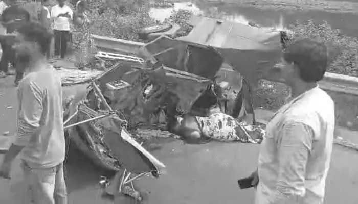 Breaking: కాకినాడ జిల్లాలో ఘోరం..ఆరుగురు మహిళలు దుర్మరణం Breaking: కాకినాడ జిల్లాలో ఘోరం..ఆరుగురు మహిళలు దుర్మరణం