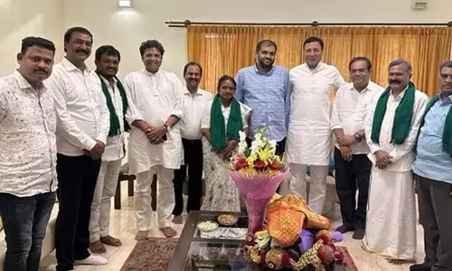 కర్ణాటకలో కాంగ్రెస్ పార్టీకి మద్దతు తెలిపిన ఇండిపెండెంట్ ఎమ్మెల్యే