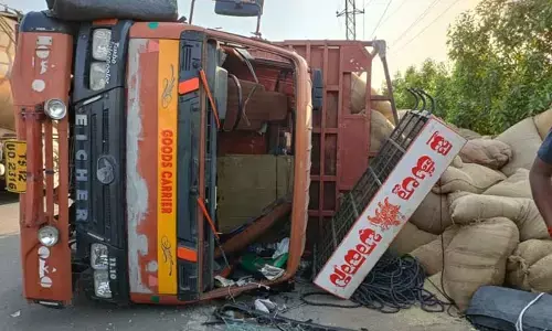 జడ్చర్లలో డీసీఎం బీభత్సం.. రెండు కార్లను ఢీకొని బోల్తాపడ్డ డీసీఎం..