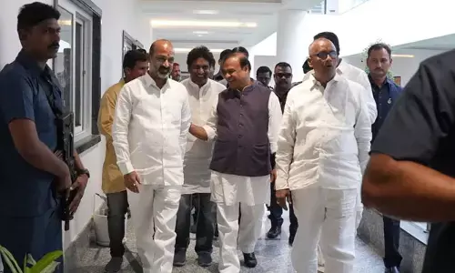 కరీంనగర్ చేరుకున్న అస్సాం ముఖ్యమంత్రి
