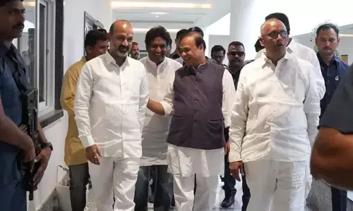 కరీంనగర్ చేరుకున్న అసోం సీఎం