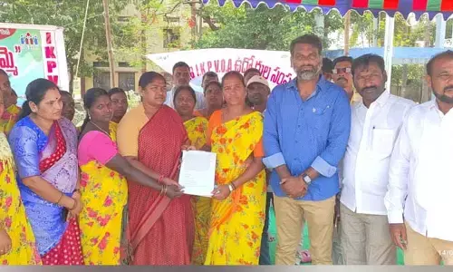 వివోఏల సమ్మెకు మద్దతు తెలిపిన ములుగు ఎమ్మెల్యే సీతక్క..