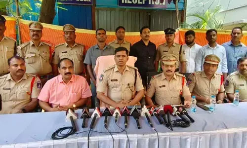 ఏటీఎం చోరీ కేసును, చైన్​ స్నాచింగ్​ కేసును చేధించిన కేపీహెచ్​బీ పోలీసులు..