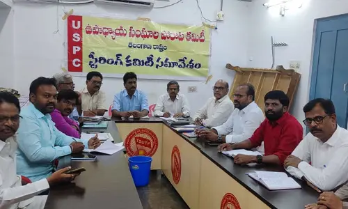 సెలవుల్లోనే టీచర్ల బదిలీలు, పదోన్నతులు చేపట్టాలని టీచర్ల వినతి
