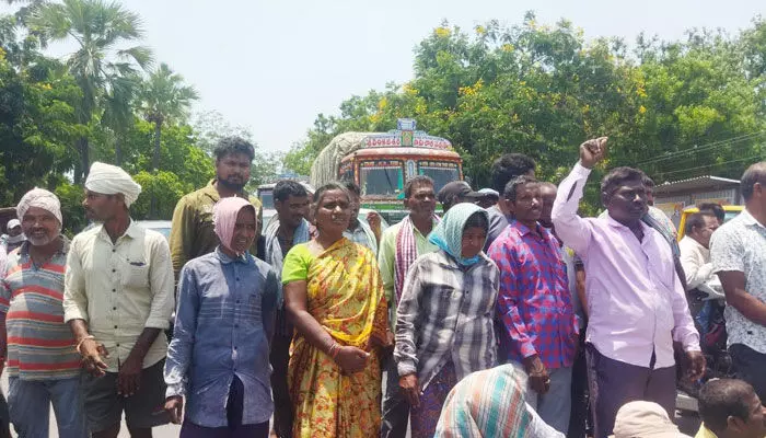 కాంటలు వేయాలని రోడ్డెక్కిన అన్నదాతలు.. కాంటలు వేయాలని రోడ్డెక్కిన అన్నదాతలు..