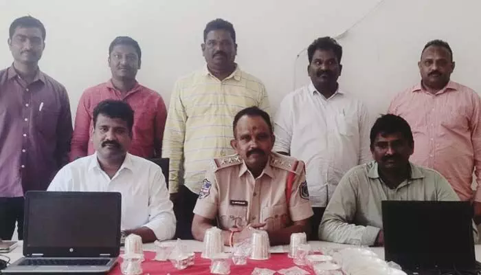 తాళం వేసిన ఇండ్లే వారి టార్గెట్.. తాళం వేసిన ఇండ్లే వారి టార్గెట్..