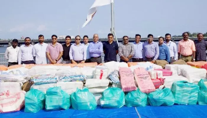 సముద్రంలో దొరికిన రూ. 25,000 కోట్ల డ్రగ్స్ సముద్రంలో దొరికిన రూ. 25,000 కోట్ల డ్రగ్స్